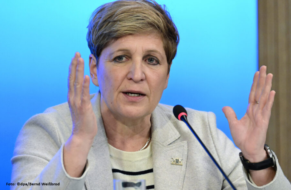 You are currently viewing Debatten im Landtag: Bauministerin Razavi wehrt sich gegen Vorwürfe